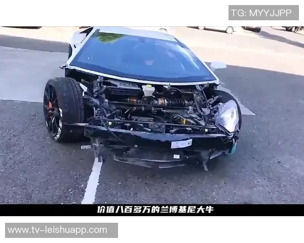 荷兰前国脚经历惊险四车连环撞击兰博基尼惨遭报废