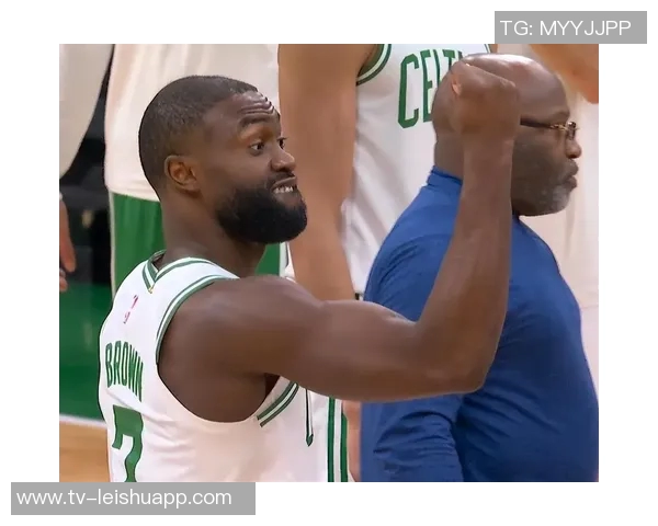 凯尔特人半场领先活塞杰伦布朗表现出色康宁汉姆努力追分