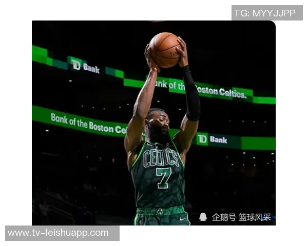 开拓者乐福赠送球衣给老乡塔图姆感谢他一直以来的支持与鼓励