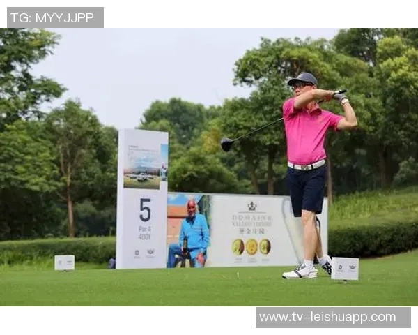 富保罗表达对小里球技的欣赏并请求其传授高尔夫技巧